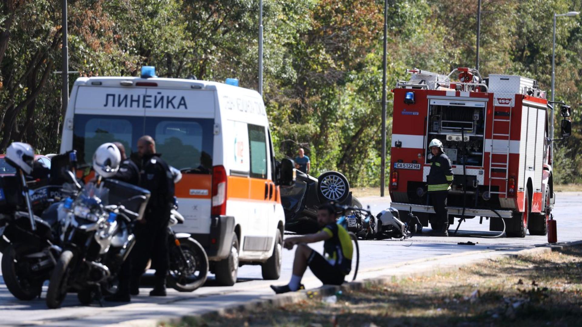 Vendi i aksidentit rrugor — ambulancë, mjet zjarrfikës dhe polici