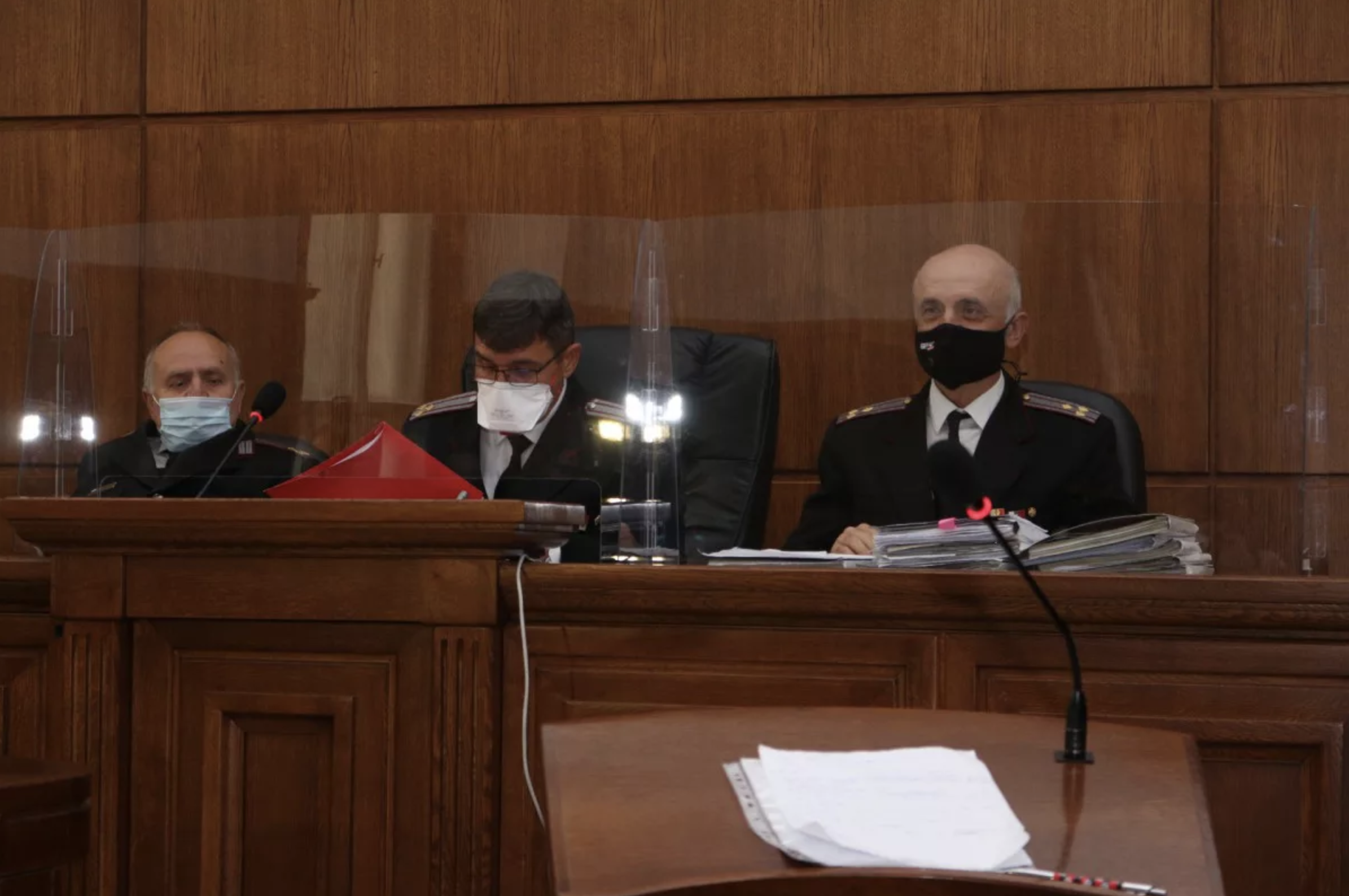 Gjykatë ushtarake — gjyqtarë dhe prokuror gjatë seancës